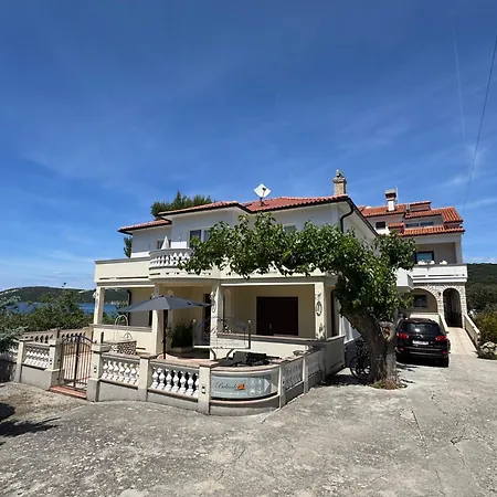 Apartements And Next To The Sea - Belveder Rab Sea And Sunset Wiew Bed & Breakfast 4*